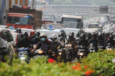 Suasana kemacetan lalu lintas saat jam berangkat kerja di sejumlah jalanan Jakarta, Senin (25/7/2022).