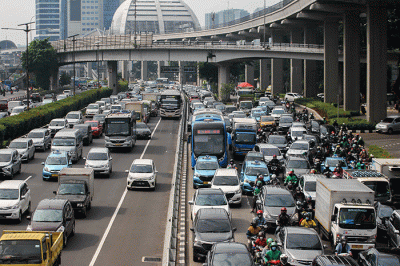 Suasana kemacetan lalu lintas saat jam berangkat kerja di sejumlah jalanan Jakarta, Senin (25/7/2022).