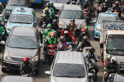 Suasana kemacetan lalu lintas saat jam berangkat kerja di sejumlah jalanan Jakarta, Senin (25/7/2022).
