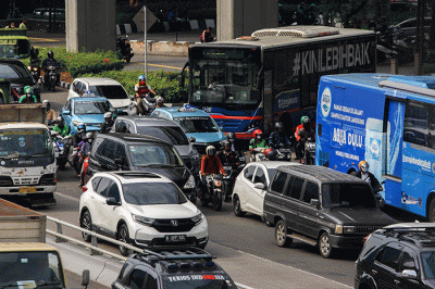 Suasana kemacetan lalu lintas saat jam berangkat kerja di sejumlah jalanan Jakarta, Senin (25/7/2022).