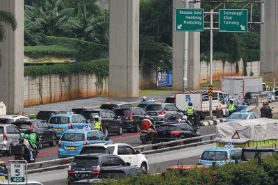 Suasana kemacetan lalu lintas saat jam berangkat kerja di sejumlah jalanan Jakarta, Senin (25/7/2022).