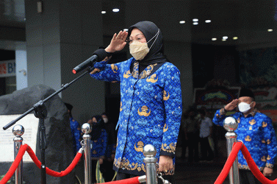 Ida Fauziyah selaku inspektur upacara dalam HUT ke-75 Kemnaker di halaman kantor Kemnaker, Jakarta, Senin (25/7/2022).