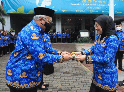 Ida Fauziyah selaku inspektur upacara dalam HUT ke-75 Kemnaker di halaman kantor Kemnaker, Jakarta, Senin (25/7/2022).
