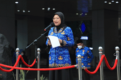 Ida Fauziyah selaku inspektur upacara dalam HUT ke-75 Kemnaker di halaman kantor Kemnaker, Jakarta, Senin (25/7/2022).