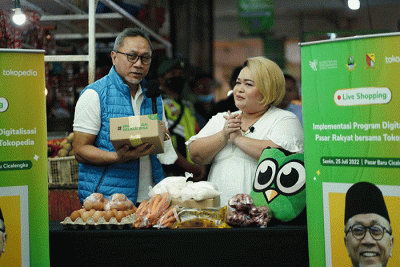 Kementerian Perdagangan bekerja sama dengan Tokopedia menggelar acara tersebut di Pasar Baru Cicalengka, Kabupaten Bandung, Jawa Barat, hari ini, Senin (25/7).