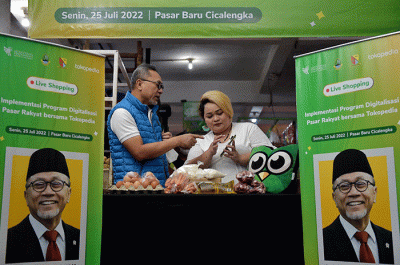Kementerian Perdagangan bekerja sama dengan Tokopedia menggelar acara tersebut di Pasar Baru Cicalengka, Kabupaten Bandung, Jawa Barat, hari ini, Senin (25/7).