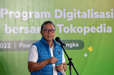 Kementerian Perdagangan bekerja sama dengan Tokopedia menggelar acara tersebut di Pasar Baru Cicalengka, Kabupaten Bandung, Jawa Barat, hari ini, Senin (25/7).