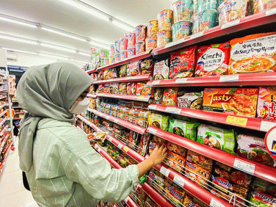 li saat memilih Mie Instan di salah satu Minimarket kawasan Depok, Jawa Barat, Selasa (26/7/2022).
