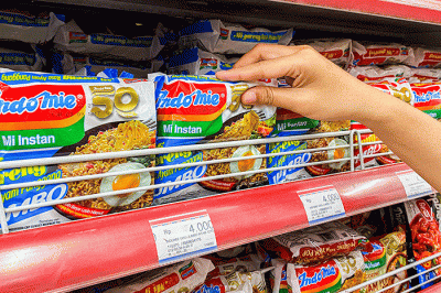 li saat memilih Mie Instan di salah satu Minimarket kawasan Depok, Jawa Barat, Selasa (26/7/2022).