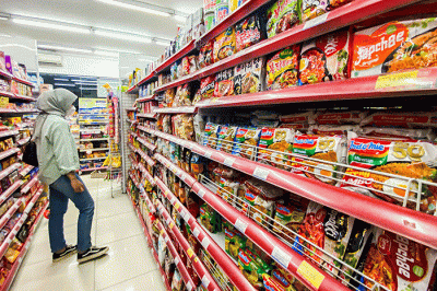 li saat memilih Mie Instan di salah satu Minimarket kawasan Depok, Jawa Barat, Selasa (26/7/2022).
