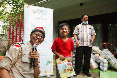 Anak-anak berfoto bersama usai kegiatan MNC Peduli dan Gerakan 1 Rumah 1 Pendongeng di Cimanggis, Depok, Jawa Barat, Selasa (26/7/2022).
