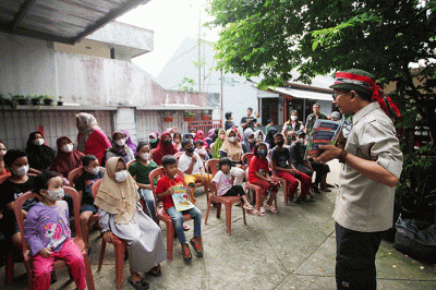 Anak-anak berfoto bersama usai kegiatan MNC Peduli dan Gerakan 1 Rumah 1 Pendongeng di Cimanggis, Depok, Jawa Barat, Selasa (26/7/2022).