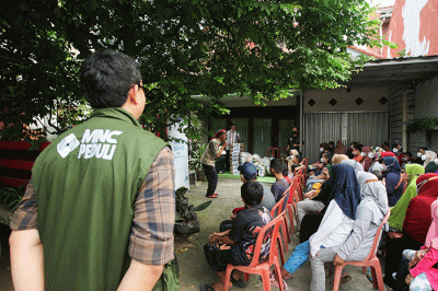Anak-anak berfoto bersama usai kegiatan MNC Peduli dan Gerakan 1 Rumah 1 Pendongeng di Cimanggis, Depok, Jawa Barat, Selasa (26/7/2022).