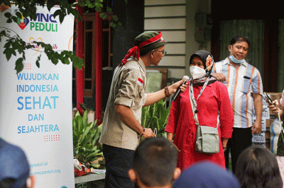 Anak-anak berfoto bersama usai kegiatan MNC Peduli dan Gerakan 1 Rumah 1 Pendongeng di Cimanggis, Depok, Jawa Barat, Selasa (26/7/2022).