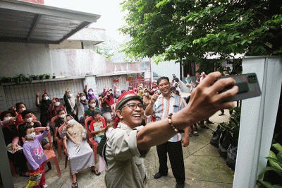 Anak-anak berfoto bersama usai kegiatan MNC Peduli dan Gerakan 1 Rumah 1 Pendongeng di Cimanggis, Depok, Jawa Barat, Selasa (26/7/2022).