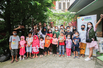 Anak-anak berfoto bersama usai kegiatan MNC Peduli dan Gerakan 1 Rumah 1 Pendongeng di Cimanggis, Depok, Jawa Barat, Selasa (26/7/2022).