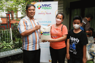 Anak-anak berfoto bersama usai kegiatan MNC Peduli dan Gerakan 1 Rumah 1 Pendongeng di Cimanggis, Depok, Jawa Barat, Selasa (26/7/2022).