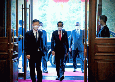Presiden Joko Widodo melakukan pertemuan bilateral dengan Perdana Menteri RRT (Premier) Li Keqiang di Villa 5, Diaoyutai State Guesthouse, Beijing.