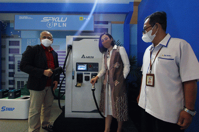 Penandatanganan sinergi pengembangan infrastruktur kendaraan listrik antara PLN, Damri dan TEB di Booth PLN, Periklindo Electric Vehicles Show (PEVS).