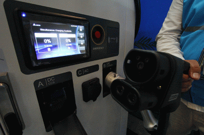 Penandatanganan sinergi pengembangan infrastruktur kendaraan listrik antara PLN, Damri dan TEB di Booth PLN, Periklindo Electric Vehicles Show (PEVS).