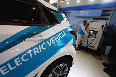 Penandatanganan sinergi pengembangan infrastruktur kendaraan listrik antara PLN, Damri dan TEB di Booth PLN, Periklindo Electric Vehicles Show (PEVS).