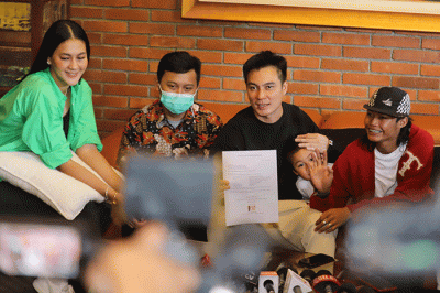 Aktor sekaligus konten kreator Baim Wong didampingi istrinya yang juga model Paula Verhoeven memberikan keterangan terkait Citayam Fashion Week.