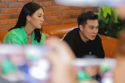 Aktor sekaligus konten kreator Baim Wong didampingi istrinya yang juga model Paula Verhoeven memberikan keterangan terkait Citayam Fashion Week.