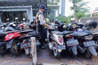 Sejumlah petugas gabungan yang terdiri dari Satpol PP dan Dinas Perhubungan (Dishub) DKI Jakarta memindahkan sepeda motor yang terparkir liar ke atas truk.