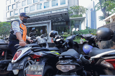 Sejumlah petugas gabungan yang terdiri dari Satpol PP dan Dinas Perhubungan (Dishub) DKI Jakarta memindahkan sepeda motor yang terparkir liar ke atas truk.
