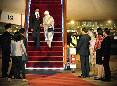 Presiden Joko Widodo dan Ibu Iriana Joko Widodo beserta delegasi tiba di Beijing Capital International Airport, Beijing, Republik Rakyat Tiongkok (RRT).