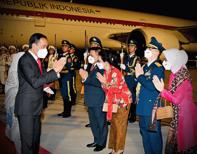 Presiden Joko Widodo dan Ibu Iriana Joko Widodo beserta delegasi tiba di Beijing Capital International Airport, Beijing, Republik Rakyat Tiongkok (RRT).