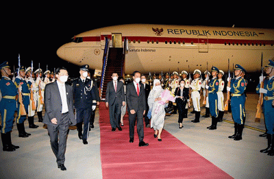 Presiden Joko Widodo dan Ibu Iriana Joko Widodo beserta delegasi tiba di Beijing Capital International Airport, Beijing, Republik Rakyat Tiongkok (RRT).