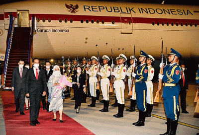 Presiden Joko Widodo dan Ibu Iriana Joko Widodo beserta delegasi tiba di Beijing Capital International Airport, Beijing, Republik Rakyat Tiongkok (RRT).