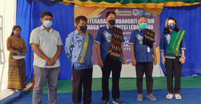 Seremoni serah terima PLTS di Loura Sumba Barat Daya.