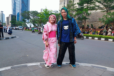 DJ Shacho dan DJ Evelyn saat tampil memperagakan busana dalam Citayam Fashion Week di kawasan Stasiun BNI City, Sudirman, Jakarta Pusat, Selasa (26/7/2022).