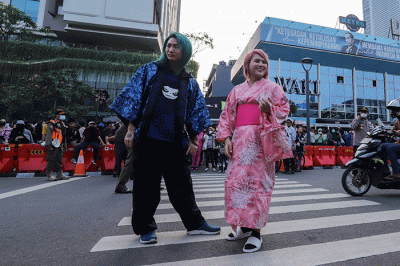 DJ Shacho dan DJ Evelyn saat tampil memperagakan busana dalam Citayam Fashion Week di kawasan Stasiun BNI City, Sudirman, Jakarta Pusat, Selasa (26/7/2022).