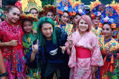 DJ Shacho dan DJ Evelyn saat tampil memperagakan busana dalam Citayam Fashion Week di kawasan Stasiun BNI City, Sudirman, Jakarta Pusat, Selasa (26/7/2022).
