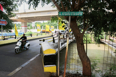 Sejumlah pengendara saat melintasi Jembatan Kapin di Pondok Kelapa, Jakarta Timur, Rabu (27/7/2022).
