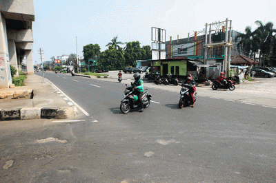 Sejumlah pengendara saat melintasi Jembatan Kapin di Pondok Kelapa, Jakarta Timur, Rabu (27/7/2022).