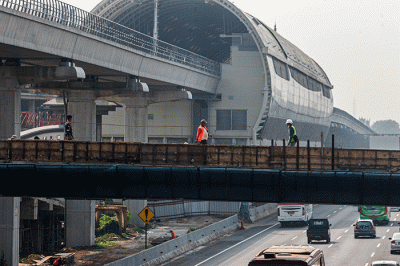 Pekerja membangun konstruksi jembatan pengganti jembatan Antilope penghubung kawasan Jatibening dan Pondok Gede, Bekasi, Jawa Barat, Rabu (27/7/2022).