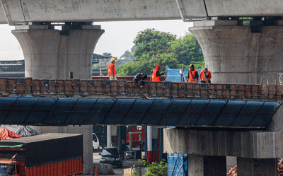 Pekerja membangun konstruksi jembatan pengganti jembatan Antilope penghubung kawasan Jatibening dan Pondok Gede, Bekasi, Jawa Barat, Rabu (27/7/2022).