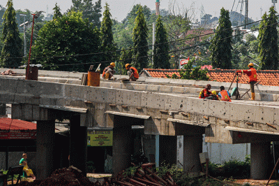 Pekerja membangun konstruksi jembatan pengganti jembatan Antilope penghubung kawasan Jatibening dan Pondok Gede, Bekasi, Jawa Barat, Rabu (27/7/2022).