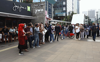 Petugas berjaga di kawasan Citayam Fashion Week, Jakarta, Rabu (27/7/2022).