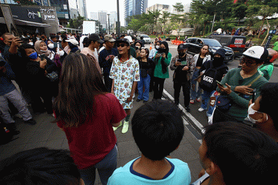 Petugas berjaga di kawasan Citayam Fashion Week, Jakarta, Rabu (27/7/2022).