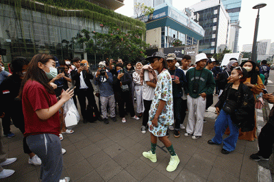 Petugas berjaga di kawasan Citayam Fashion Week, Jakarta, Rabu (27/7/2022).