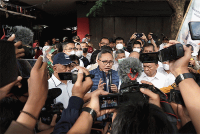 Menteri Perdagangan (Mendag) Zulkifli Hasan meninjau Pasar Gayamsari di Semarang, Jawa Tengah, Rabu (27/7/2022).