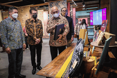 Menteri Koperasi dan UKM Teten Masduki saat mengunjungi Showcase Official Merchandise G20 di gedung Smesco Indonesia, Jakarta, Selasa (26/7/2022).