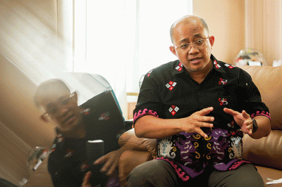 Potret Ketua Umum Pengurus Besar Ikatan Dokter Indonesia (PB IDI) dr Muhammad Adib Khumaidi SpOT usai wawancara di Kantor Pusat PB IDI, Jakarta.