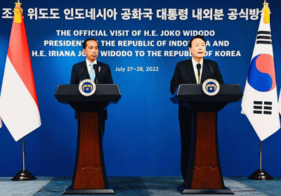 Presiden Joko Widodo menyampaikan pernyataan pers bersama Presiden Yoon Suk-yeol usai melakukan pertemuan bilateral, di Kantor Kepresidenan Yongsan.
