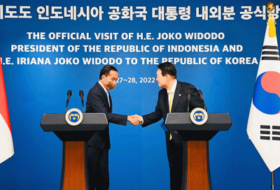 Presiden Joko Widodo menyampaikan pernyataan pers bersama Presiden Yoon Suk-yeol usai melakukan pertemuan bilateral, di Kantor Kepresidenan Yongsan.
